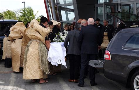 Jonah Lomu's family wear traditional dress and All Black jerseys to say goodbye | Daily Mail Online