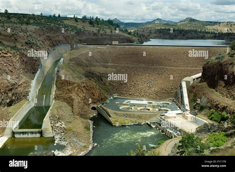 Iron Gate Dam, Klamath River, Siskiyou Mountains, Northern California ...