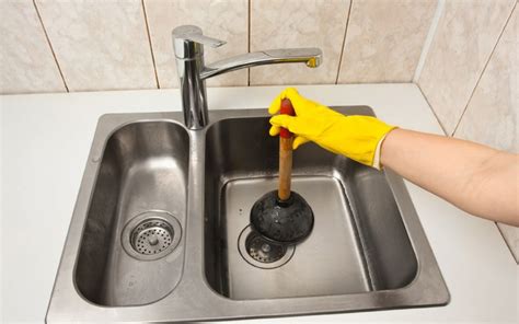 DIY Hacks to Unclog a Kitchen Sink | Zameen Blog