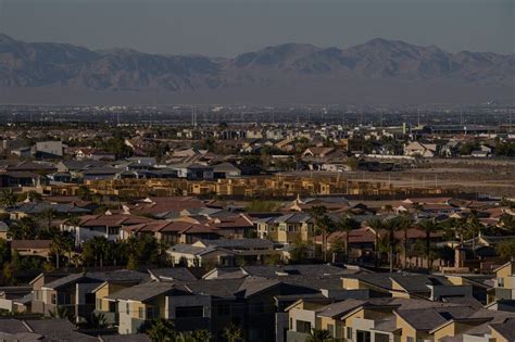 Nevada’s Economic Turmoil Threatens a Democratic Stronghold - The New York Times