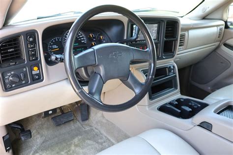 2003 Chevrolet Suburban Photos