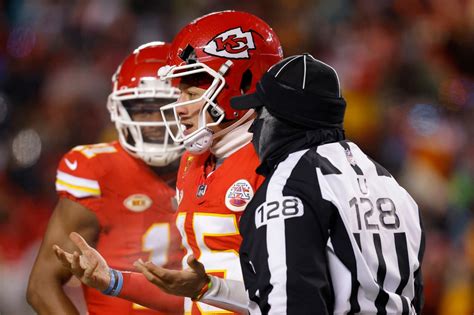 Patrick Mahomes' helmet cracks in strange Chiefs scene