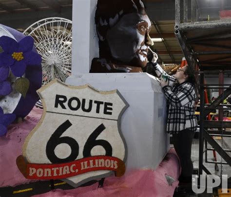 Photo: Volunteers Prepare Floats for the Rose Parade in Pasadena ...