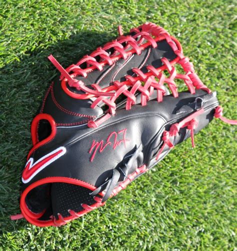 What Pros Wear: Mike Trout’s Nike Trap Glove (Japan) - What Pros Wear