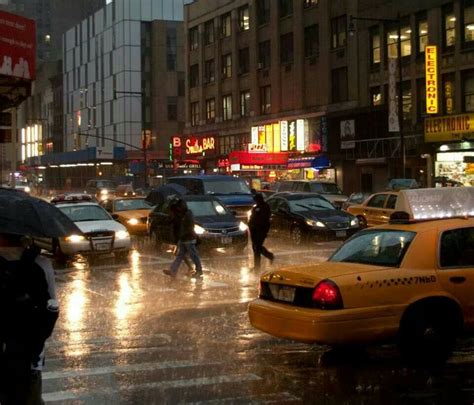 Rain soaked New York | Ligne metro, Pont de brooklyn, Sous la pluie