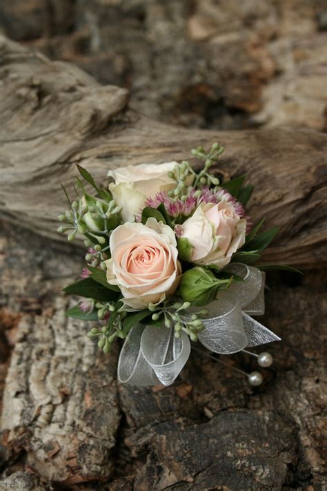 This is beautiful for bridesmaids' corsages. I would like 6-8 spray ...