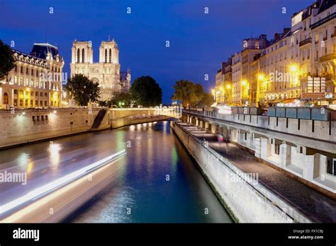 Seine river cruise paris night hi-res stock photography and images - Alamy