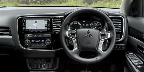 Mitsubishi Outlander PHEV Interior & Infotainment | Carwow