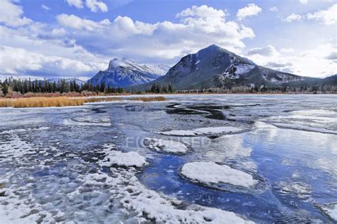 Mount Rundle and Sulphur Mountain in winter, Banff National Park, Alberta, Canada — landscape ...