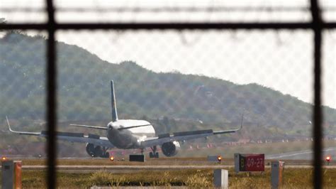 Jet airliner landing 35780927 Stock Video at Vecteezy