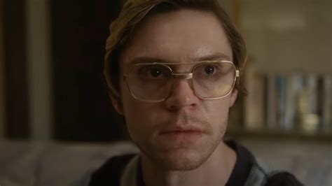 See Evan Peters as Cannibal Jeffrey Dahmer in Troubling Netflix Trailer ...