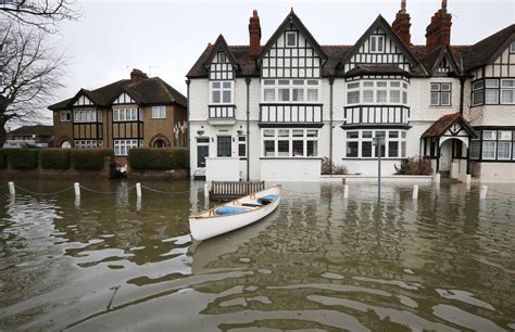 18 Shocking Photos Of The Thames Bursting Its Banks (PICTURES ...