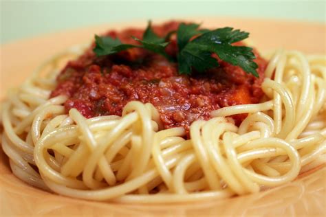 Spaghetti à la Bolognese | Bolognese recipe, Main dish recipes, Restaurant recipes