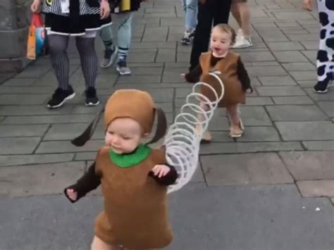 These toddlers dressed as Slinky Dog from Toy Story are serious ...