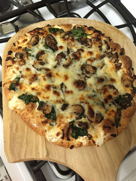 My version of a Mushroom & Spinach pizza I found on Pinterest 😊 Delicious | Spinach pizza ...