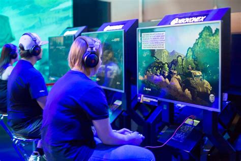 Besucher spielen One Piece World Seeker auf der Gamescom - Creative Commons Bilder