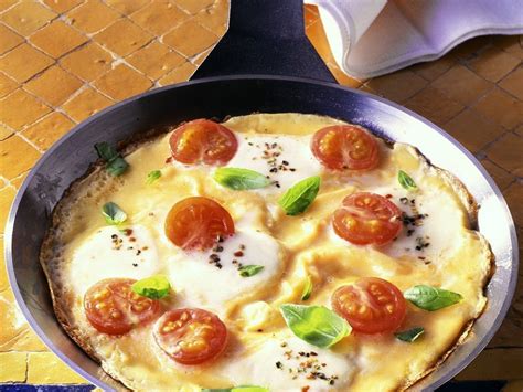 Cheese and Tomato Omelet Recipe | EatSmarter