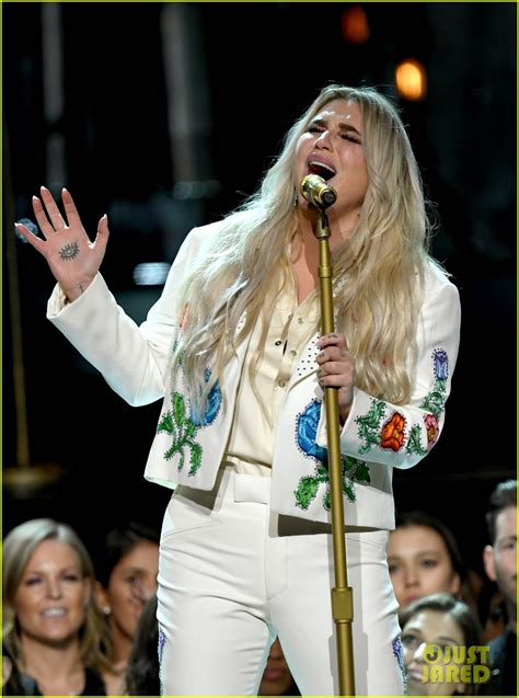 Kesha Performs 'Praying' at Grammys 2018 with Fellow Female Artists ...