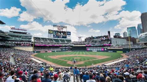 Minnesota Twins: Taking Another Look at Target Field