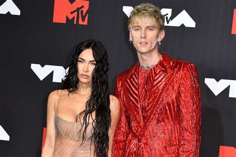 MGK et Megan Fox se fiancent et boivent leur sang pour célébrer ça | 24 heures