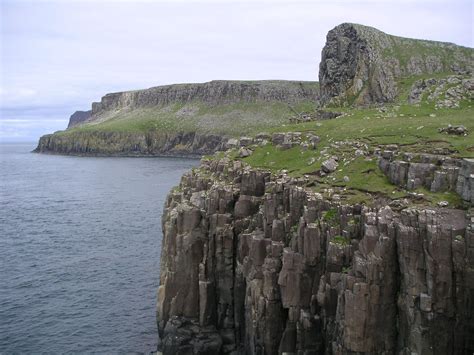 File:Scotland Skye cliffs.jpg - Wikimedia Commons