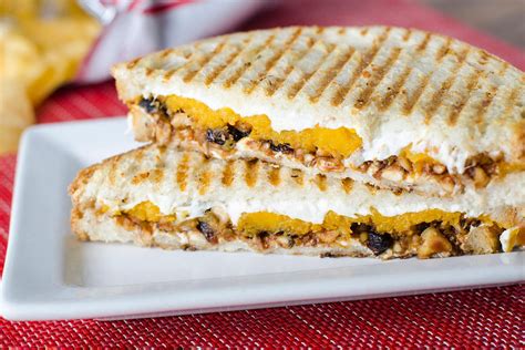 Tom Colicchio's Recipe for This Deliciously Crunchy and Gooey Fall Sandwich is Making Us VERY ...