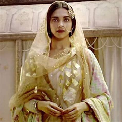 Aayat Full Song Lyrics (Bajirao Mastani) Deepika Padukone