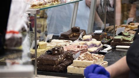 The Best Buc-Ee's Fudge Flavors To Include In Your Sampler Box