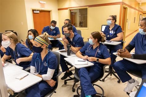 ABSN vs. BSN: What Can You Expect from an Accelerated Nursing Program? | Elmhurst University Online