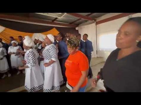 LESEDING GOSPEL CHOIR- BAMBA MZALWANE (COVER) - YouTube