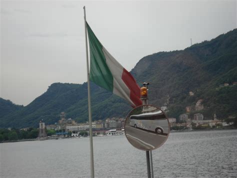 File:Italian flag at lake como.jpg - Wikimedia Commons