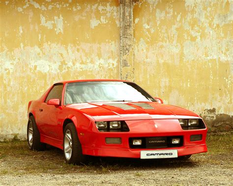 Bestand:Chevrolet.camaro.IROC-Z-red.front.view-sstvwf.JPG - Wikipedia