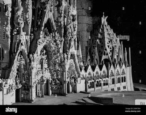 Sagrada Familia (museum in the crypt of the Passion Facade): the 1:25 scaled plaster model made ...