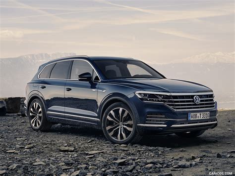 2019 Volkswagen Touareg Elegance - Front Three-Quarter | Caricos