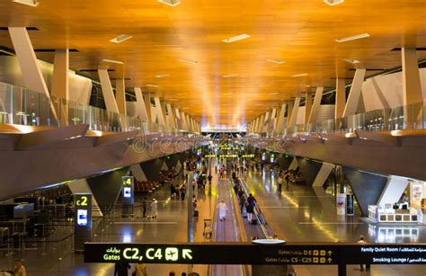 DOHA, QATAR - 22 AVRIL 2017 : Aéroport International De Hamad Avec P ...