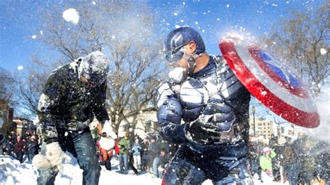 US snowstorm: Huge snowball fight in Washington DC - BBC News