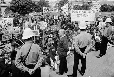 Anti-Vietnam War protest at Parliament | NZHistory, New Zealand history ...