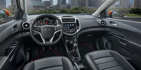 Foto del interior del auto compacto Chevrolet Sonic 2018: Tablero | Chevrolet aveo, Autos ...