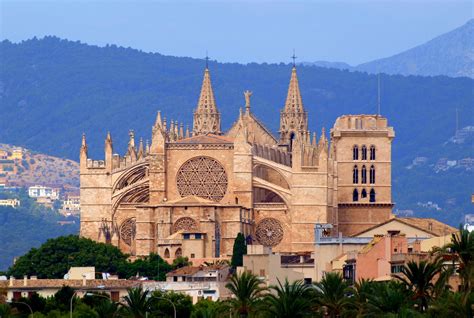 La cathédrale de Palma de Majorque et les majestueuses cours - Location de moto à Barcelone ...