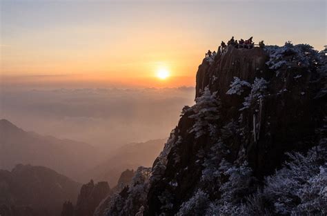 Sunrise over Mount Huangshan, China : pics