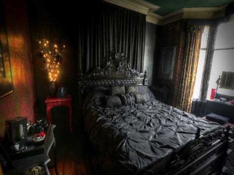 Victorian gothic bedroom decorating | Hawk Haven