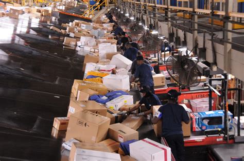 At FedEx's Memphis hub, sorting 1.5 million packages (pictures) - CNET