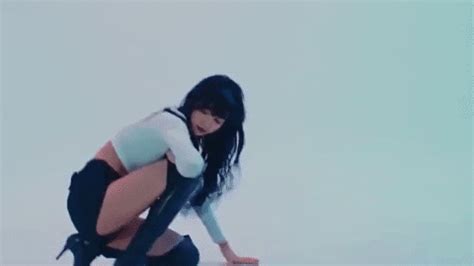 15 HOTTEST Moments From BLACKPINK Lisa's New Dance Video - Koreaboo