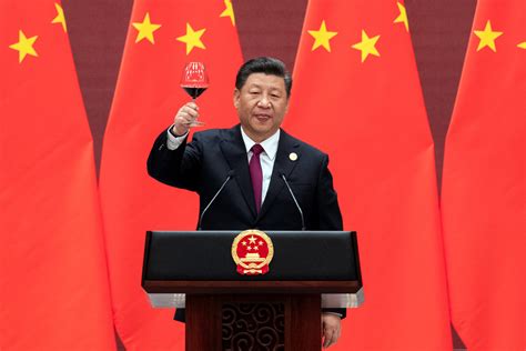 Chinese President Xi Jinping raises his glass and proposes a toast at ...