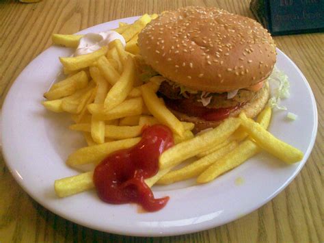 File:Veggie chili burger om nom nom cc flickr user moe.jpg - Wikimedia ...