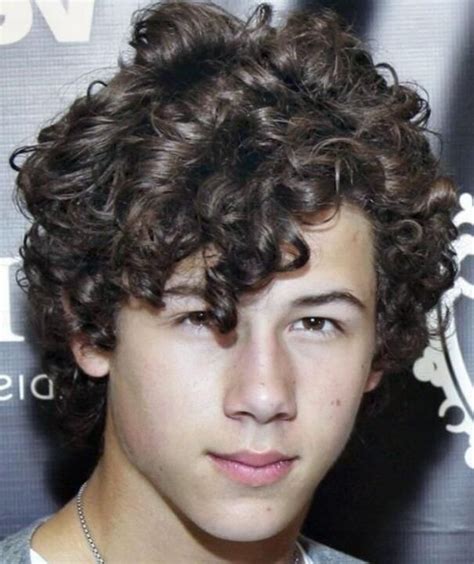 Nick Jonas Jewfro Curls | Cheveux bouclés homme, Cheveux curly, Cheveux bouclés