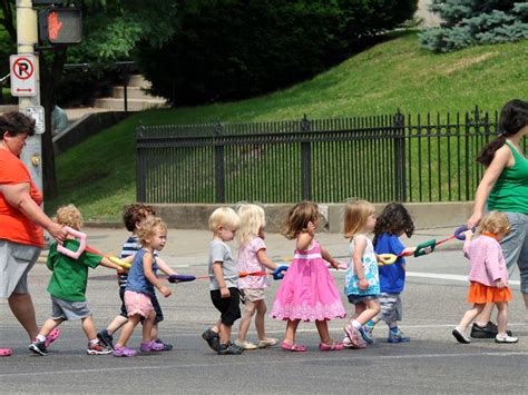 School Children crossing a busy road in Pittsburgh in USA | Smithsonian Photo Contest ...