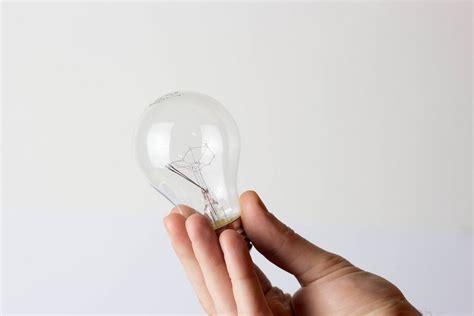 Light bulb in mans hand - Creative Commons Bilder