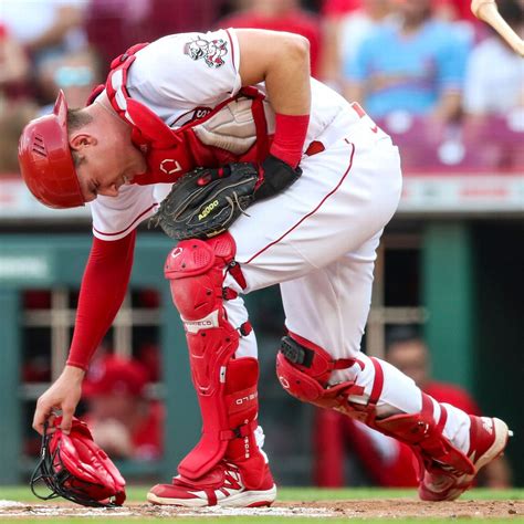 Cincinnati Reds catcher Tyler Stephenson injured by foul tip - ESPN