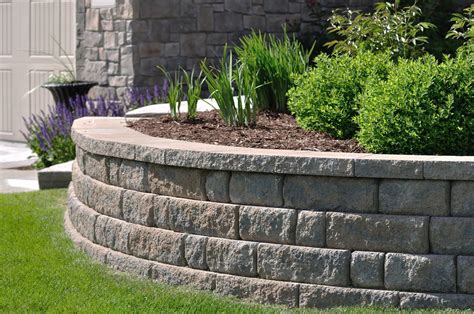 How to build a block retaining wall, which will complement your garden